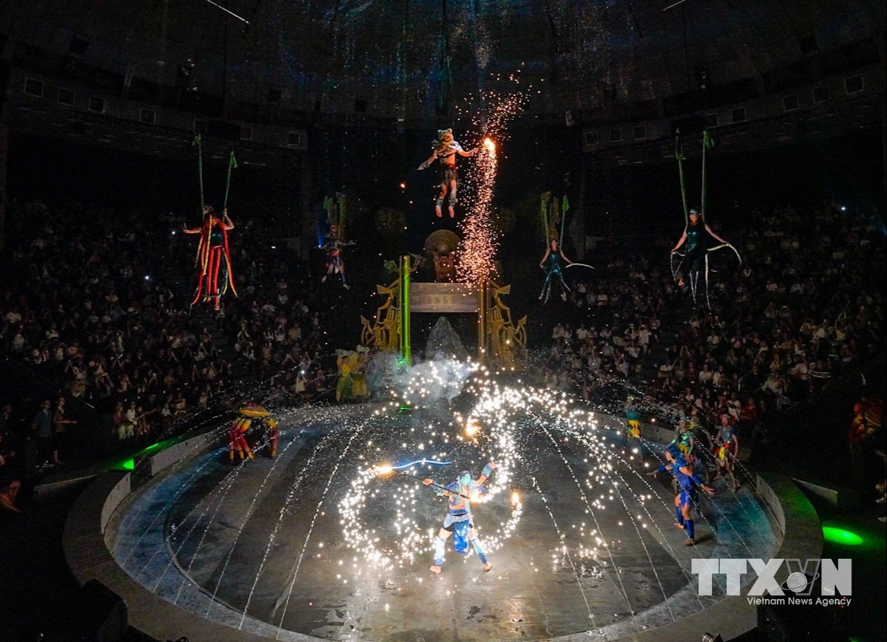 “Sơn Thần Thủy Quái” được phát triển như một vở xiếc sân khấu quy mô lớn, trong đó các tiết mục không đứng độc lập mà được kết nối thành một mạch kịch xuyên suốt. (Ảnh: Khánh Hoà/TTXVN)